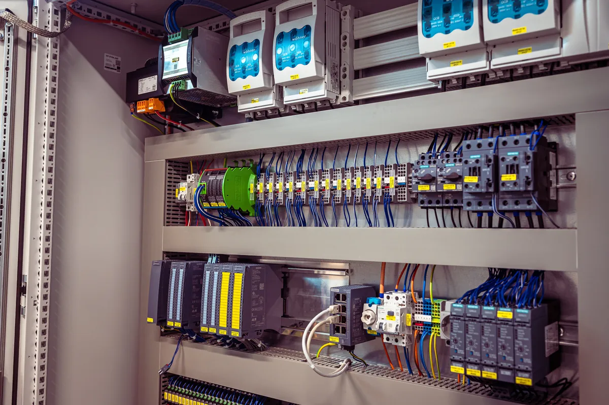 SPSynergy UG - Automatisierungs- und Industrieelektronik – Ankauf, Verkauf und Demontage - schaltschrank schütze steuerung sps schutzschalter leitungssschutz fi siemens schneider electric schalttafel sicherungsschrank